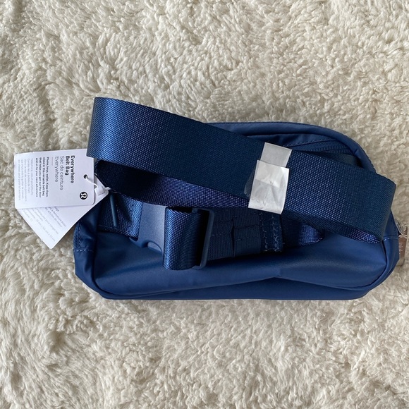 ❤️ Lululemon Petal Blue Extended Strap Everywhere Belt Bag NWT - Picture 8 of 11